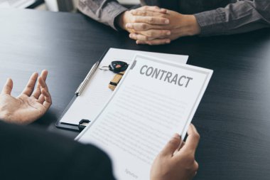 Araba satıcısı bir müşteriye araba almak ya da kiralamak için fiyat ve koşullar sunar, sigorta ile bir araba alım-satım anlaşmasına girer,.