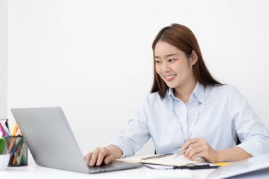 Finans veya muhasebe uzmanları, şirketin gelir-gider grafiğini analiz etmek için bir bilgisayar kullanarak, şirketin genel müdürüne ve ortağına sunum hazırlıyor..