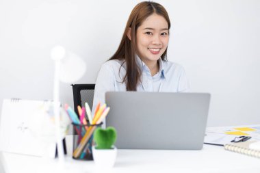 Finans veya muhasebe uzmanları, şirketin gelir-gider grafiğini analiz etmek için bir bilgisayar kullanarak, şirketin genel müdürüne ve ortağına sunum hazırlıyor..