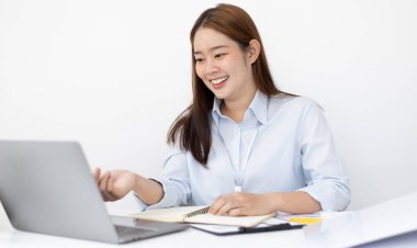 Finans veya muhasebe uzmanları, şirketin gelir-gider grafiğini analiz etmek için bir bilgisayar kullanarak, şirketin genel müdürüne ve ortağına sunum hazırlıyor..