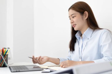 Finans veya muhasebe uzmanları, şirketin gelir-gider grafiğini analiz etmek için bir bilgisayar kullanarak, şirketin genel müdürüne ve ortağına sunum hazırlıyor..