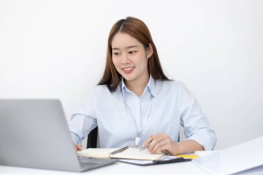 Finans veya muhasebe uzmanları, şirketin gelir-gider grafiğini analiz etmek için bir bilgisayar kullanarak, şirketin genel müdürüne ve ortağına sunum hazırlıyor..