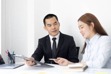 Beyin fırtınası ekibi, pazarlamacılar ve finans muhasebecileri müşteri ihtiyaçlarını karşılayacak stratejiler, iş konsepti için bilgisayar teknolojisi planlarını tartışıyor ve analiz ediyorlar..