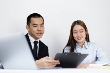 Beyin fırtınası ekibi, pazarlamacılar ve finans muhasebecileri müşteri ihtiyaçlarını karşılayacak stratejiler, iş konsepti için bilgisayar teknolojisi planlarını tartışıyor ve analiz ediyorlar..