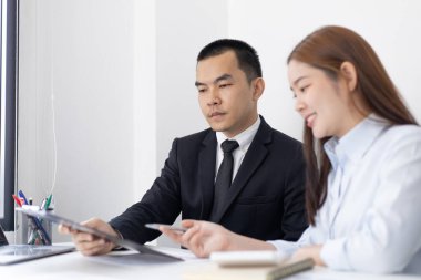 Beyin fırtınası ekibi, pazarlamacılar ve finans muhasebecileri müşteri ihtiyaçlarını karşılayacak stratejiler, iş konsepti için bilgisayar teknolojisi planlarını tartışıyor ve analiz ediyorlar..