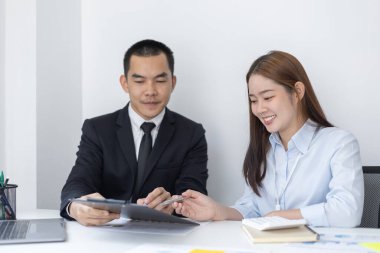 Beyin fırtınası ekibi, pazarlamacılar ve finans muhasebecileri müşteri ihtiyaçlarını karşılayacak stratejiler, iş konsepti için bilgisayar teknolojisi planlarını tartışıyor ve analiz ediyorlar..