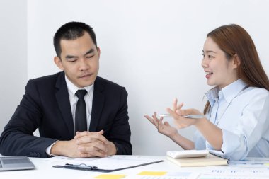 Beyin fırtınası ekibi, pazarlamacılar ve finans muhasebecileri müşteri ihtiyaçlarını karşılayacak stratejiler, iş konsepti için bilgisayar teknolojisi planlarını tartışıyor ve analiz ediyorlar..