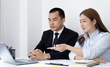 Beyin fırtınası ekibi, pazarlamacılar ve finans muhasebecileri müşteri ihtiyaçlarını karşılayacak stratejiler, iş konsepti için bilgisayar teknolojisi planlarını tartışıyor ve analiz ediyorlar..