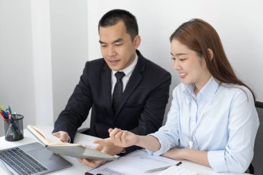 Beyin fırtınası ekibi, pazarlamacılar ve finans muhasebecileri müşteri ihtiyaçlarını karşılayacak stratejiler, iş konsepti için bilgisayar teknolojisi planlarını tartışıyor ve analiz ediyorlar..