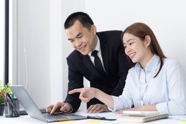 Beyin fırtınası ekibi, pazarlamacılar ve finans muhasebecileri müşteri ihtiyaçlarını karşılayacak stratejiler, iş konsepti için bilgisayar teknolojisi planlarını tartışıyor ve analiz ediyorlar..