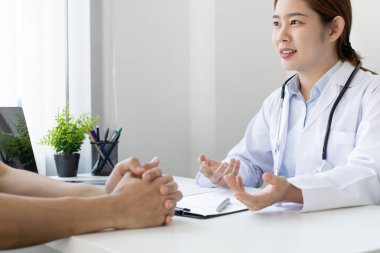 Uzman doktorlar, modern bir hastanenin, Yıllık Sağlık Kontrol ve Sağlık Raporu konseptinin doğrudan sağlık odasındaki hastaların geçmişlerini danışmanlık ve muayene ederler..