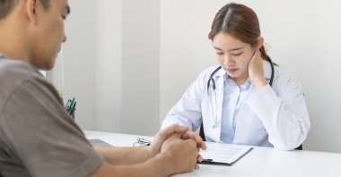 Doktor şu anda hastalığı teşhis etmekte ve psikiyatrik hastalara danışmanlık yapmaktadır, bir klinik veya hastanenin tıbbi durumunu ve sağlık hizmetleri danışmanlığını kontrol etmektedir..