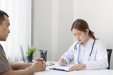 Doktor şu anda hastalığı teşhis etmekte ve psikiyatrik hastalara danışmanlık yapmaktadır, bir klinik veya hastanenin tıbbi durumunu ve sağlık hizmetleri danışmanlığını kontrol etmektedir..