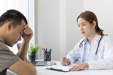 Doktor şu anda hastalığı teşhis etmekte ve psikiyatrik hastalara danışmanlık yapmaktadır, bir klinik veya hastanenin tıbbi durumunu ve sağlık hizmetleri danışmanlığını kontrol etmektedir..