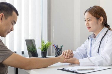 Kadın doktorlar kalp atışlarını ölçmek için kan basıncı monitörleri ve steteskop kullanırlar. Hastanın hastalığını modern bir hastane laboratuvarında, tıbbi tedavi ve sağlık konseptinde teşhis ederler..