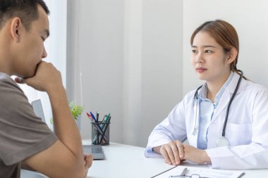 Doktor şu anda hastalığı teşhis etmekte ve psikiyatrik hastalara danışmanlık yapmaktadır, bir klinik veya hastanenin tıbbi durumunu ve sağlık hizmetleri danışmanlığını kontrol etmektedir..