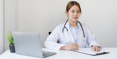 Asyalı kadın doktorlar hastanelerdeki ya da devlet kliniklerindeki hasta ve gönüllülere yardım etmek için hasta koğuşlarında ya da devlet kliniklerinde çalışırlar..