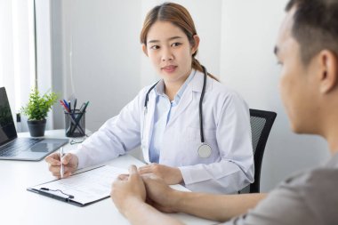 Doktor şu anda hastalığı teşhis etmekte ve psikiyatrik hastalara danışmanlık yapmaktadır, bir klinik veya hastanenin tıbbi durumunu ve sağlık hizmetleri danışmanlığını kontrol etmektedir..