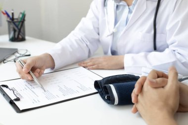 Doktor şu anda hastalığı teşhis etmekte ve psikiyatrik hastalara danışmanlık yapmaktadır, bir klinik veya hastanenin tıbbi durumunu ve sağlık hizmetleri danışmanlığını kontrol etmektedir..