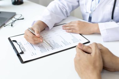 Doktor şu anda hastalığı teşhis etmekte ve psikiyatrik hastalara danışmanlık yapmaktadır, bir klinik veya hastanenin tıbbi durumunu ve sağlık hizmetleri danışmanlığını kontrol etmektedir..