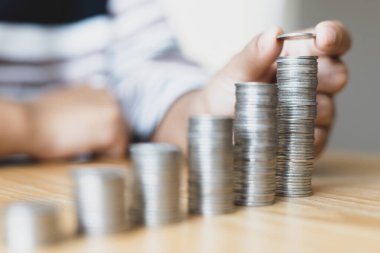 Kadınların elleri madeni paraları adım adım düzenler, mali durumunuzu yönetir veya gelecekteki kullanım için para biriktirir, yatırım için tasarruf eder, iş büyümesi veya uzun vadeli kazanç için para biriktirir..