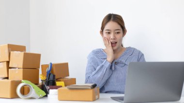 Genç bir kadın internet müşterisinden sipariş aldıktan sonra mutluydu, evde çalışan ve iş sahibi olan gençler için yeni bir iş tarzı, çevrimiçi veya çevrimiçi satış kavramı.