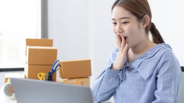 Genç bir kadın internet müşterisinden sipariş aldıktan sonra mutluydu, evde çalışan ve iş sahibi olan gençler için yeni bir iş tarzı, çevrimiçi veya çevrimiçi satış kavramı.