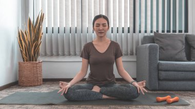 Zayıf formda Asyalı kadın internet koçu yogası ve meditasyon videoları onları rahatlatıyor, kadın mutluluğu, vücut kaslarını geriyor ve düzgün nefes alma egzersizleri ve egzersiz konsepti sağlıyor..
