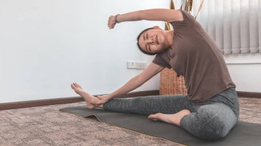 Zayıf formda Asyalı kadın internet koçu yogası ve meditasyon videoları onları rahatlatıyor, kadın mutluluğu, vücut kaslarını geriyor ve düzgün nefes alma egzersizleri ve egzersiz konsepti sağlıyor..