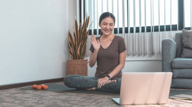 Zayıf formda Asyalı kadın internet koçu yogası ve meditasyon videoları onları rahatlatıyor, kadın mutluluğu, vücut kaslarını geriyor ve düzgün nefes alma egzersizleri ve egzersiz konsepti sağlıyor..