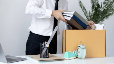 Çalışma ekipmanlarını büyük kahverengi bir kutuya koy, İşadamları istifaya ya da işten çıkarılmaya bağlı olarak iş belgelerini ve kişisel eşyalarını ellerinde tutuyorlar..