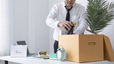 Çalışma ekipmanlarını büyük kahverengi bir kutuya koy, İşadamları istifaya ya da işten çıkarılmaya bağlı olarak iş belgelerini ve kişisel eşyalarını ellerinde tutuyorlar..