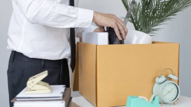 Çalışma ekipmanlarını büyük kahverengi bir kutuya koy, İşadamları istifaya ya da işten çıkarılmaya bağlı olarak iş belgelerini ve kişisel eşyalarını ellerinde tutuyorlar..