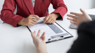 İş görüşmesi, iş başvurusunda bulunanlar, iş başvurusunda bulunanların yetenek ve becerilerini, istihdam ve seçim kavramlarını test ederek, çalışanlara yeteneklerini ve geçmiş iş deneyimlerini anlatıyor.