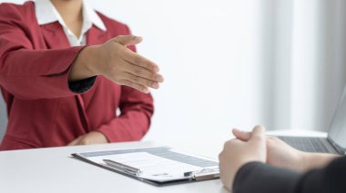 İşveren veya İK departmanı yeni çalışanları memnuniyetle karşılıyor, iş ve gelir başarısı, yeni personel temsilcileri seçimi, nitelikli, el sıkışma konsepti.
