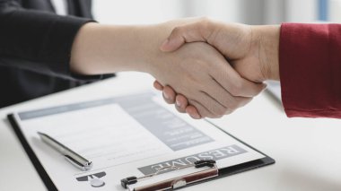 İşveren veya İK departmanı yeni çalışanları memnuniyetle karşılıyor, iş ve gelir başarısı, yeni personel temsilcileri seçimi, nitelikli, el sıkışma konsepti.