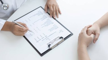 Doktor şu anda hastalığı teşhis ediyor ve psikiyatrik hastalara tavsiye veriyor, hastalığın, sağlık analizinin ve danışmanlık ve tedavi kavramının tedavisine tıbbi yaklaşımı anlatıyor.