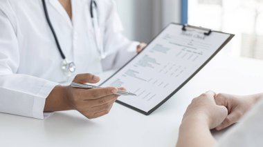 Doktor şu anda hastalığı teşhis ediyor ve psikiyatrik hastalara tavsiye veriyor, hastalığın, sağlık analizinin ve danışmanlık ve tedavi kavramının tedavisine tıbbi yaklaşımı anlatıyor.