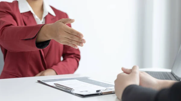 Arbetsgivar Eller Avdelningen Välkomnar Nya Medarbetare Skakar Hand Med Gratulationer — Stockfoto