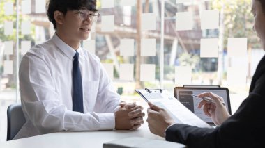 İşveren ya da İnsan Kaynakları bölümü özgeçmişi okuyor ve yeni çalışanların yeteneklerini sorguluyor, işveren iş başvurusunda bulunanları, istihdam ve istihdam kavramını seçiyor.