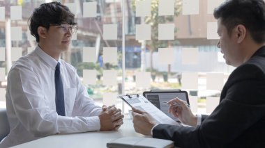 İşveren ya da İnsan Kaynakları bölümü özgeçmişi okuyor ve yeni çalışanların yeteneklerini sorguluyor, işveren iş başvurusunda bulunanları, istihdam ve istihdam kavramını seçiyor.