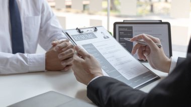 İşveren ya da İnsan Kaynakları bölümü özgeçmişi okuyor ve yeni çalışanların yeteneklerini sorguluyor, işveren iş başvurusunda bulunanları, istihdam ve istihdam kavramını seçiyor.