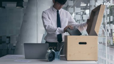 Çalışma ekipmanlarını büyük kahverengi bir kutuya koy, İşadamları istifaya ya da işten çıkarılmaya bağlı olarak iş belgelerini ve kişisel eşyalarını ellerinde tutuyorlar..