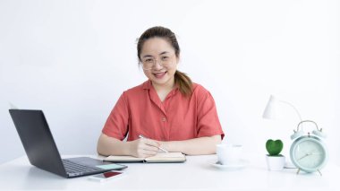 Genç Asyalı kadınlar video sohbetleri yoluyla arkadaşlarını ve öğretmenlerini selamlıyor ve onları neşeli ifadelerle karşılıyor, Online iletişim, Evde kal, Yeni Normal, Covid-19 Coronavirus, Sosyal Mesafe, İnternet Öğrenimi.