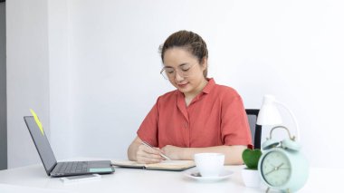 Genç Asyalı kadınlar video sohbetleri yoluyla arkadaşlarını ve öğretmenlerini selamlıyor ve onları neşeli ifadelerle karşılıyor, Online iletişim, Evde kal, Yeni Normal, Covid-19 Coronavirus, Sosyal Mesafe, İnternet Öğrenimi.