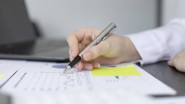 Asyalı iş kadınları grafikleri, mali istatistikleri ve özel ofislerdeki kurumsal getirileri, piyasa araştırma raporlarını ve gelir istatistiklerini, Mali ve Muhasebe kavramını analiz ediyorlar..