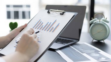 Asyalı iş kadınları grafikleri, mali istatistikleri ve özel ofislerdeki kurumsal getirileri, piyasa araştırma raporlarını ve gelir istatistiklerini, Mali ve Muhasebe kavramını analiz ediyorlar..