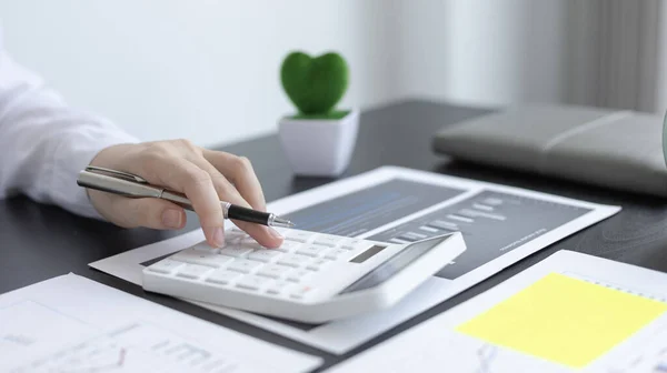 Joven Empresaria Asiática Presiona Una Calculadora Para Calcular Impuesto Sobre —  Fotos de Stock