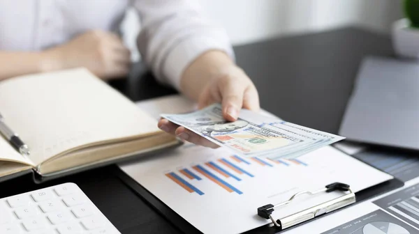 Geef Geld Jonge Aziatische Zakenvrouw Zit Een Bureau Met Een — Stockfoto