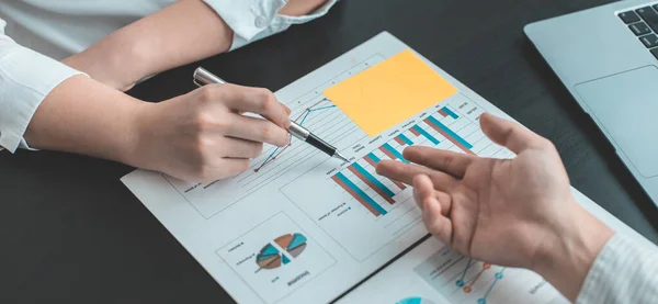 Brainstorm Team Marknadsförare Och Revisorer Diskuterar Och Analyserar Diagram För — Stockfoto